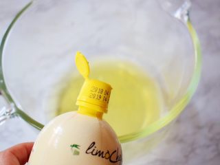 7、7寸中空双色戚风蛋糕,蛋清中加入柠檬汁，用电动打蛋器打至粗泡