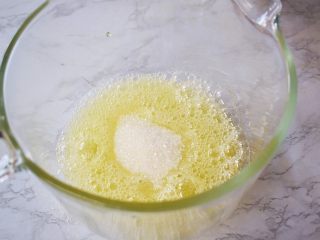 8、7寸中空双色戚风蛋糕,加入白糖，白糖分三次加入，打发至硬性发泡