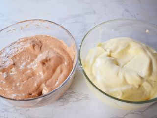 12、7寸中空双色戚风蛋糕,把拌匀的蛋糕糊分成相同大小的两份，其中一份面糊筛入可可粉，翻拌均匀