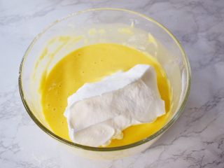 10、7寸中空双色戚风蛋糕,把三分之一的蛋白霜加入蛋黄糊中，翻拌或都上下拌匀