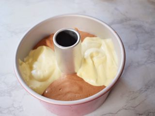 13、7寸中空双色戚风蛋糕,把两个颜色的蛋糕糊交替倒入模具中