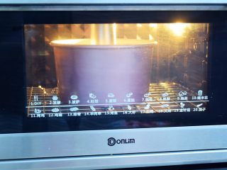 15、7寸中空双色戚风蛋糕,放入预热好的烤箱，上下火150度，下层60分钟