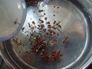 1、四川泡菜,1锅置火上加适量冷水，下入花椒20-30粒、八角2粒，煮沸关火冷却待用。