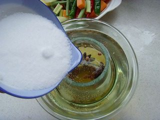 5、四川泡菜,加入白酒50克、盐比平时做菜时稍微多放一点，有咸味即止。