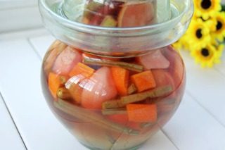 7、四川泡菜,密封后，放置大约一周（视气温不同)。2-3天后可注意仔细观察,看青椒周围是否有汽炮形成，开始的时候是一到两个十分细小的气泡，不注意观察几乎看不见。如果有汽泡，哪怕是一个气泡，就说明发酵正常，待青椒完全变黄后，再放2至3天即可。