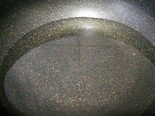 4、绿色美食+素炒三鲜,锅里放水烧开