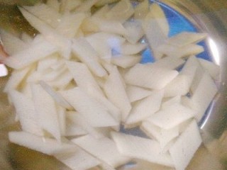 7、绿色美食+素炒三鲜,捞出后倒入冷水中，这样捞出来沥水，炒出来山药爽脆