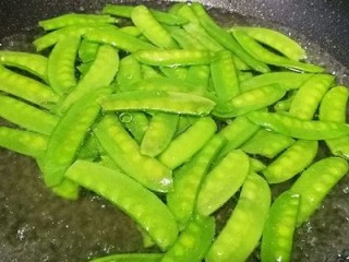8、绿色美食+素炒三鲜,再另起一锅水，水开后加点油倒入荷兰豆，目的是保持它的翠绿