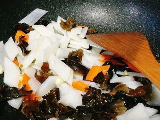 11、绿色美食+素炒三鲜,蒜末先爆香然后加入胡萝卜，木耳小炒一会儿后再加山药，加适量的盐