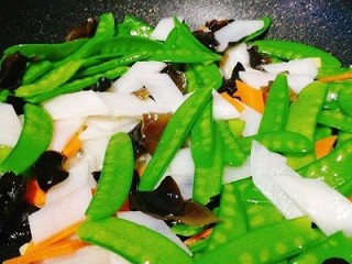 12、绿色美食+素炒三鲜,再倒入荷兰豆