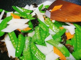 13、绿色美食+素炒三鲜,全程大火，最后加入适量的鸡粉，白糖即可出锅