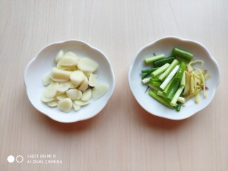 3、香辣粉丝包菜,大蒜去皮切片 ，葱姜切好。