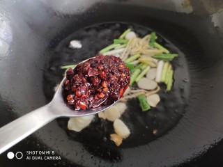 6、香辣粉丝包菜,加入一勺老干妈，或者郫县豆瓣酱也可以。