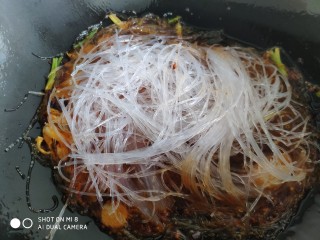 8、香辣粉丝包菜,放入粉丝。