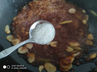 12、香辣粉丝包菜,加入少许糖