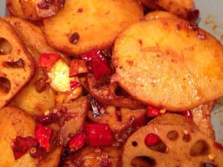 3、给男朋友的麻辣海鲜,然后所有过水的食材一一放入锅中，用制作好的酱料翻炒，注意咸淡，一边尝一边一点一点的加酱料。不然会咸！！！真的，第一次不好掌握的！加入少许水收汁即可！