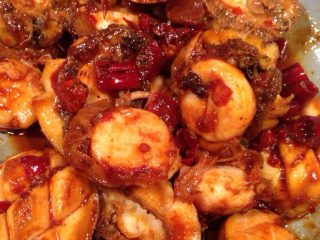 4、给男朋友的麻辣海鲜,扇贝比较好入味，注意酱的用量