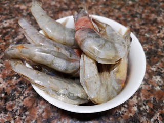 2、麻辣干锅虾,将虾壳剪开挑出虾线。