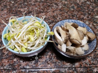 3、麻辣干锅虾,将豆芽拆洗净，姬菇洗净撕成小块。