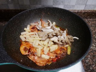 10、麻辣干锅虾,放入姬菇和土豆条翻炒均匀。