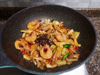 11、麻辣干锅虾,放入花椒翻炒均匀。