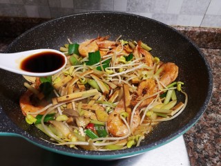 14、麻辣干锅虾,倒入适量生抽翻炒均匀。