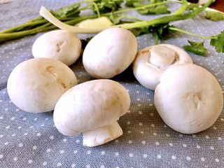 1、素炒口蘑,准备食材