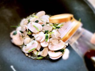 8、素炒口蘑,放入酱油