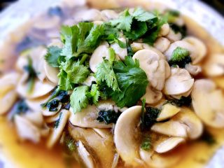 11、素炒口蘑,加入香菜段
