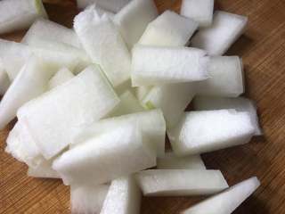 2、冬瓜蛤蜊汤,冬瓜切片