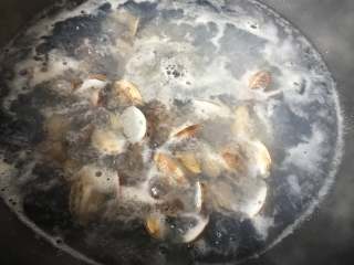 5、冬瓜蛤蜊汤,蛤蜊全部开口关火