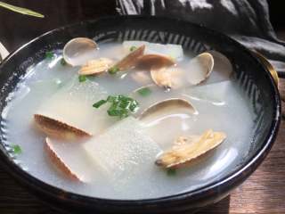 14、冬瓜蛤蜊汤,最后撒入葱花和香菜即可盛出