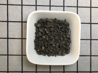 1、香料图解大公开,中药材肉桂子又称作“桂丁”；也有地区称作：桂子; 桂丁香; 中药桂丁为樟科植物肉桂的幼嫩果实。10~11月采摘未成熟的果实，晒干，去果柄。肉桂子的功效与作用： 温中散寒；止痛；止呃。主治心胸疼痛；胃腹冷痛；恶心；嗳气；呃逆；呕吐；肺寒咳喘。  