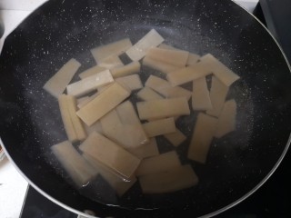 9、魔芋烧鸭,放入开水中煮5分钟除去咸味