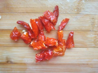 2、干煸芸豆,干红辣椒切小段