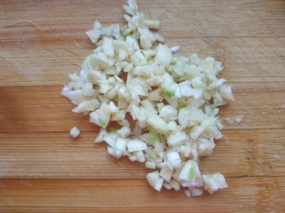 3、干煸芸豆,蒜切末