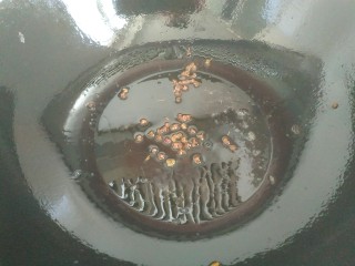 9、干煸芸豆,放入花椒爆香