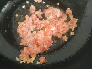 10、干煸芸豆,放入猪肉馅