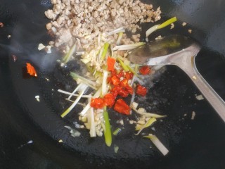 13、干煸芸豆,放入干红辣椒爆香