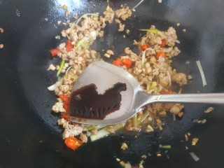 16、干煸芸豆,放入少量老抽上色