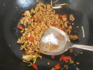 17、干煸芸豆,放入适量盐，少量糖翻炒