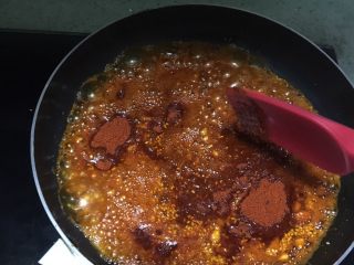 1、懒人四川辣椒酱,放辣椒粉 拌匀 