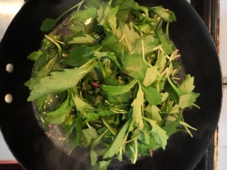 4、凉拌马兰香干,烧开后，倒入马兰