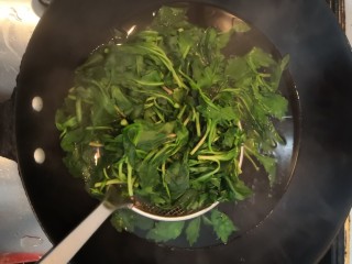 6、凉拌马兰香干,马兰断生后，捞出