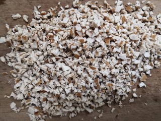 11、凉拌马兰香干,把香干，切成小沫丁，备用