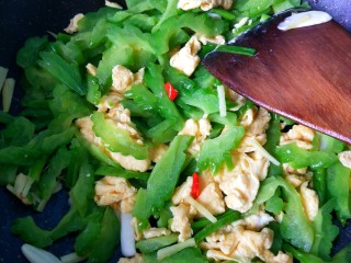 16、苦瓜炒蛋,翻炒均匀即可出锅啦！