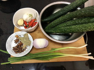 1、酸辣黄瓜条,食材合照：嫩黄瓜五根，蒜一小头，姜一块，小米辣十来个，洋葱小半个，小葱三四根，八角两个，桂皮一段，花椒一小把，香叶两片