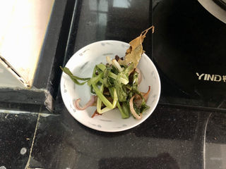 12、酸辣黄瓜条,把香料和葱捞出，如果黄瓜还没有腌好，可以先关火备用