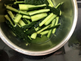 13、酸辣黄瓜条,腌好的????出了很多水，把水倒掉。黄瓜用手挤去水分