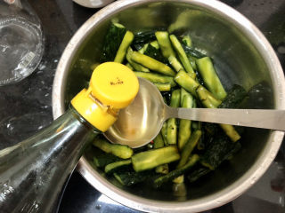 15、酸辣黄瓜条,加入60g陈醋